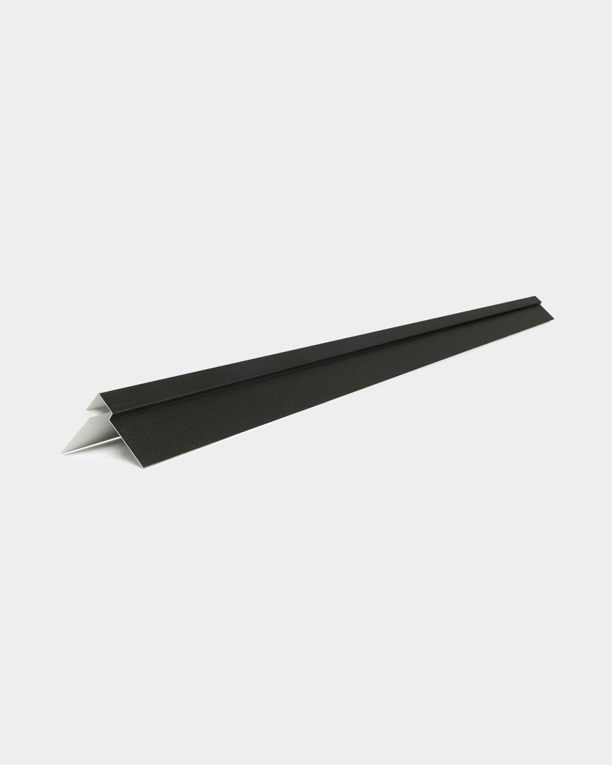 WoodUpp Aluwood 240 cm outside corner: black triangular aluminum facade panel profile with white underside, shown against a plain white background.